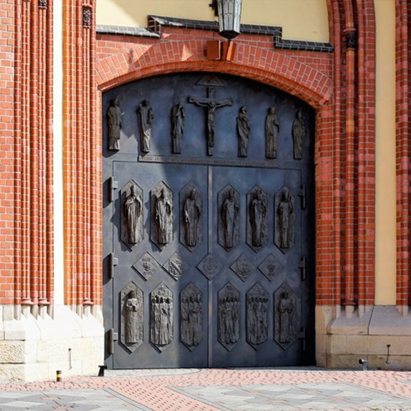 Drzwi do katedry w Rybniku, brąz